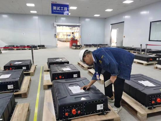 新能電網(wǎng)服務(wù)公司首批新能源電池預(yù)制艙監(jiān)造發(fā)運(yùn)圓滿成功